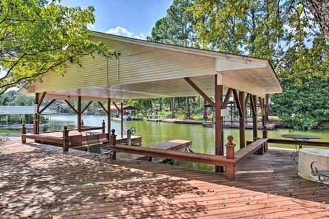 Hot Springs Home on Lake with Private Boat Dock! Haus in Piney