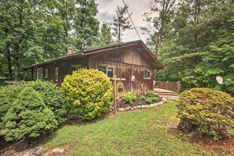 Secluded Stanardsville Cabin with 10 Acres and Hot Tub House in Shenandoah Valley