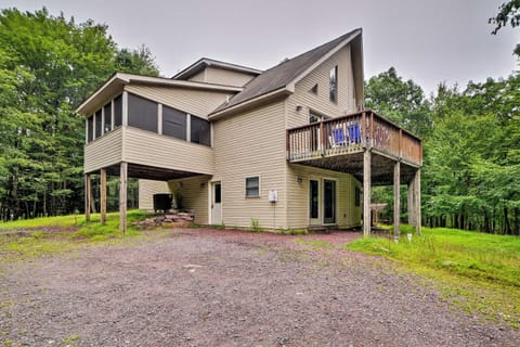 Lake Harmony Home with Hot Tub, Deck and Game Room Casa in Hickory Run State Park