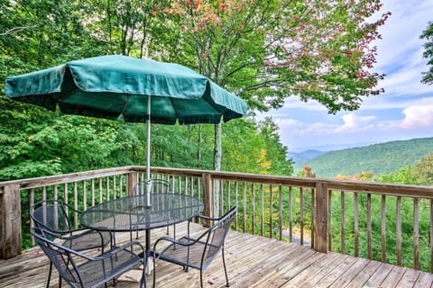 Treetop Retreat with Fire Pit 3 Mi to Beech Mtn! Haus in Beech Mountain