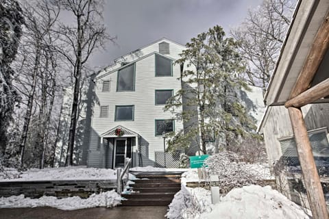 Ski-In Ski-Out Wintergreen Condo with Balcony Apartment in Massies Mill