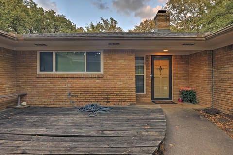 Spacious Home with Deck about 2 Mi to Lake Arlington! House in Arlington