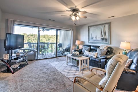Osage Beach Condo with View, Pool and Lake Access Condominio in Osage Beach
