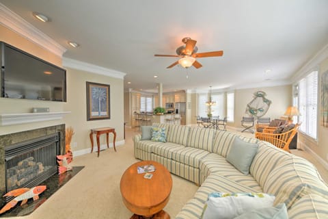 Manteo Waterfront Resort Home with 30-Ft Dock! Casa in Manteo