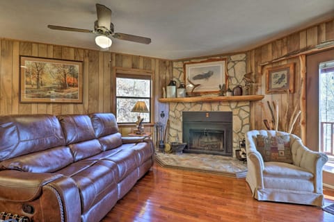 Franklin Family Home with 2 Decks and Fire Pit! Casa in Shooting Creek