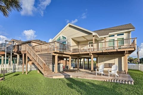 Galveston Beach House with Ocean Views and 2 Decks! Maison in Galveston Island