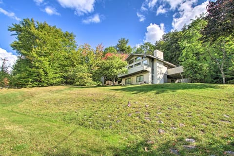 House with Balcony - 5 half Miles to Cranmore Resort! House in Glen