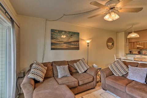 Bright North Myrtle Beach Condo Walk to Beach! Apartment in North Myrtle Beach