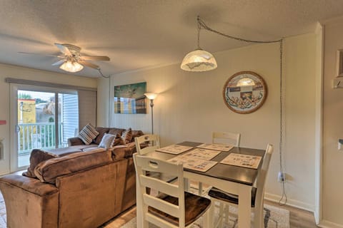 Bright North Myrtle Beach Condo Walk to Beach! Apartment in North Myrtle Beach