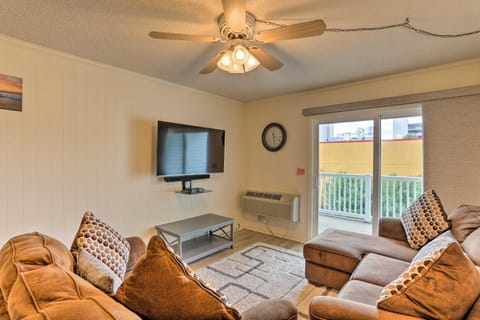 Bright North Myrtle Beach Condo Walk to Beach! Apartment in North Myrtle Beach