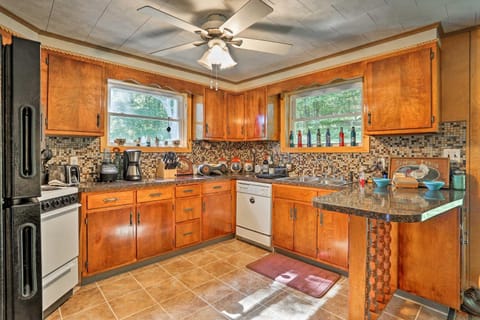 Beach Lake Cabin on Delaware River with Sunroom! House in Beach Lake