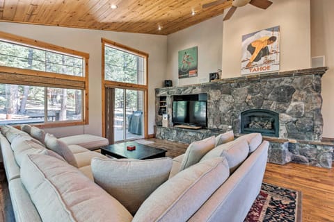 Truckee Home with Hot Tub 3 Mi to Donner Lake Casa in Truckee
