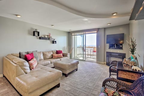 Beachfront Oceanside Condo with Pool and Hot Tub! Condo in Oceanside