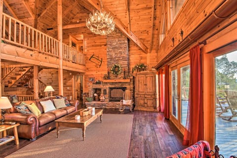 Large Luxe Cabin with Hot Tub about 16 Mi to Blue Ridge Haus in Union County