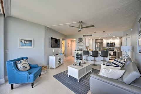 Beachfront Marco Island Condo with Pool Access! Apartment in Marco Island