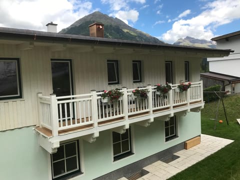 Property building, Summer, Balcony/Terrace