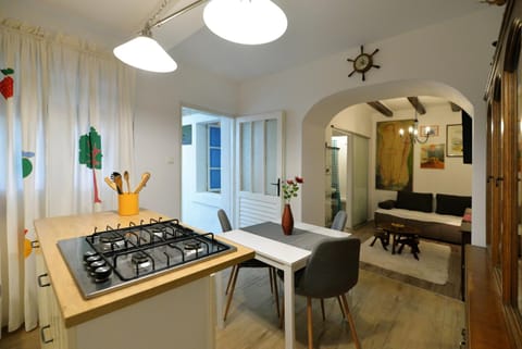 Kitchen or kitchenette, Living room