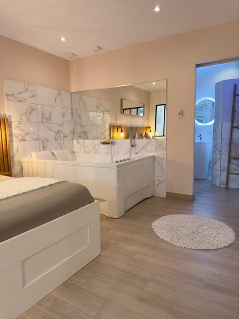 Bed, Spa and wellness centre/facilities, Photo of the whole room, Bedroom, Bath