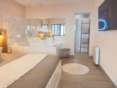 Bed, Photo of the whole room, Bedroom