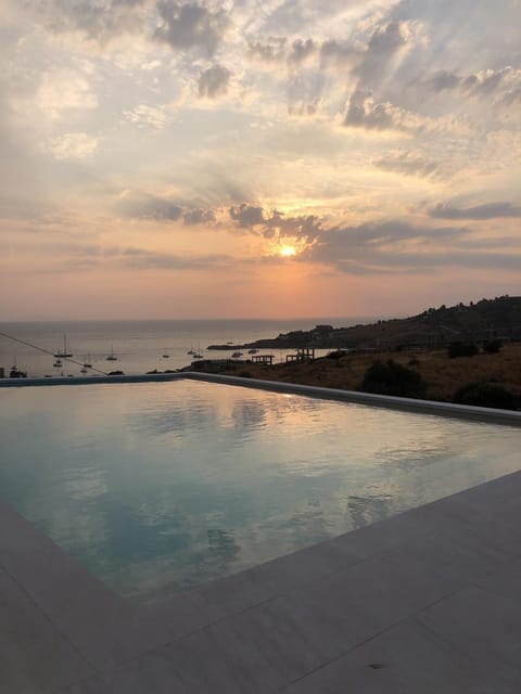 Modern home with 2 apartments, a swimming pool and sea view, in the area of Koundouros House in Kea-Kythnos