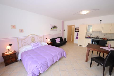 Kitchen or kitchenette, Photo of the whole room, Seating area