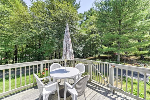 Cape Cod Home on 1 Acre Less Than 8 Mi to Beach! Maison in Mashpee