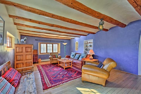 Taos House with Yard - Walk to Historic Taos Plaza! Casa in Taos