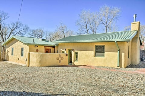 Taos House with Yard - Walk to Historic Taos Plaza! Casa in Taos