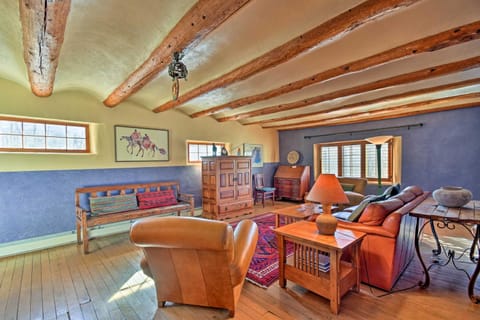 Taos House with Yard - Walk to Historic Taos Plaza! Casa in Taos