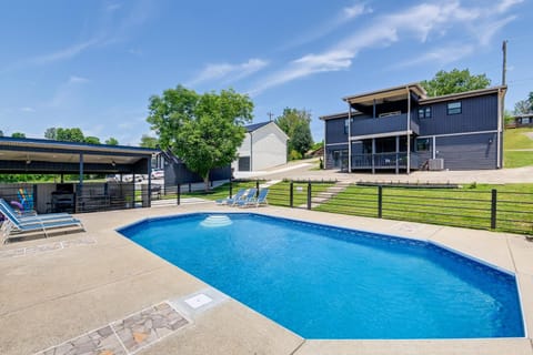 Nashville Home with Seasonal Pool Less Than 5 Mi to Dtwn! House in East Nashville