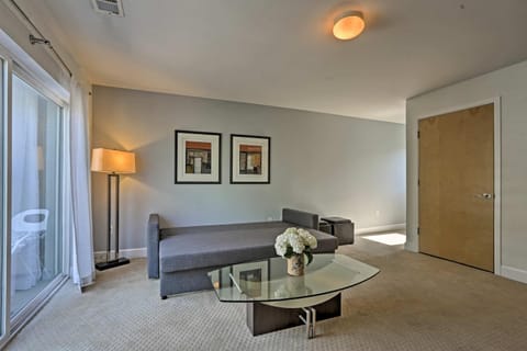LoHi Apartment with Patio 1 Mi to Downtown Denver! Condominio in Denver