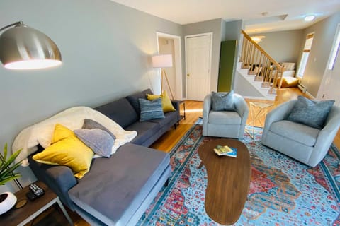 Private Guest House in Dtwn Lenox, Walk to Dining! Haus in Lenox