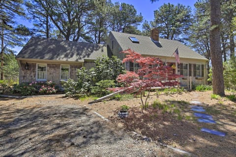 Pet-Friendly Cape Cod Home with Deck 2 Mi to Beaches Haus in North Eastham