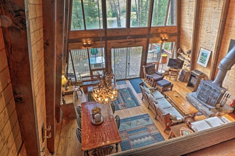 Lakefront Berkshires Retreat with Deck, Dock and Boat! Maison in Great Barrington