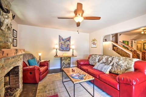Cozy Home with Media Room Short Walk to Taos Plaza! Maison in Taos