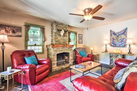 Cozy Home with Media Room Short Walk to Taos Plaza! Haus in Taos