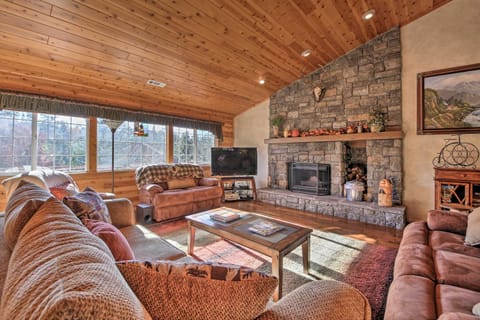 Luxe Castle Glen Home- Hot Tub, 2 Decks, Game Room Casa in Big Bear