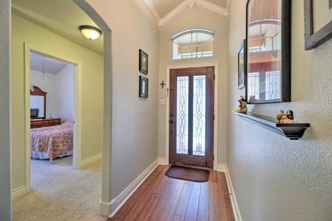 Cozy Home with Patio and Yard, 3 Mi to Lake Travis! Maison in Lake Austin
