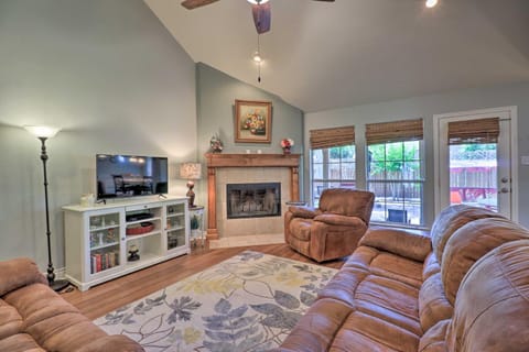 Cozy Home with Patio and Yard, 3 Mi to Lake Travis! Casa in Lake Austin