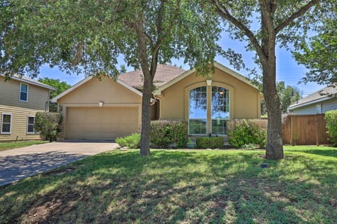 Cozy Home with Patio and Yard, 3 Mi to Lake Travis! Haus in Lake Austin