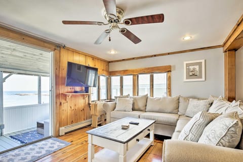 Oceanfront Cape Cod Home with Porch, Yard and Grill! Maison in Ocean Bluff Brant Rock