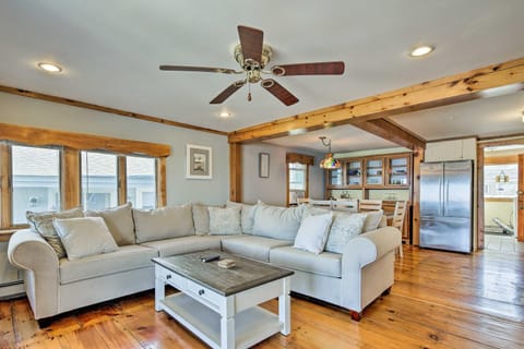 Oceanfront Cape Cod Home with Porch, Yard and Grill! Maison in Ocean Bluff Brant Rock