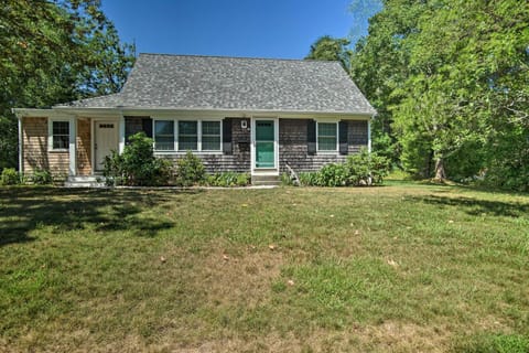Remodeled East Falmouth Home - Close to Beaches! Haus in East Falmouth