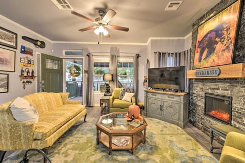 Bearadise Bungalow about 2 Mi to Magnolia Market! House in Waco