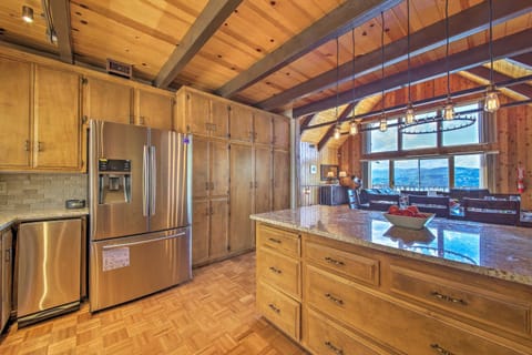 Pet-Friendly Home Panoramic Mtn and Lake Views, A and C House in Lake Arrowhead