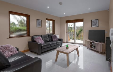 Communal lounge/ TV room, TV and multimedia, Living room, Seating area