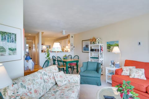 Breezy Oak Bluffs Condo - Steps to Inkwell Beach! Apartamento in Oak Bluffs