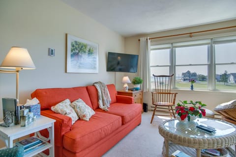 Breezy Oak Bluffs Condo - Steps to Inkwell Beach! Apartamento in Oak Bluffs