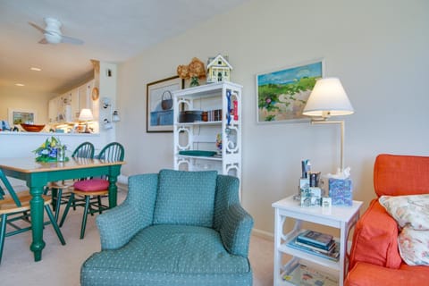 Breezy Oak Bluffs Condo - Steps to Inkwell Beach! Apartamento in Oak Bluffs