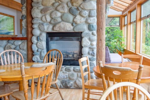 Dining area, fireplace